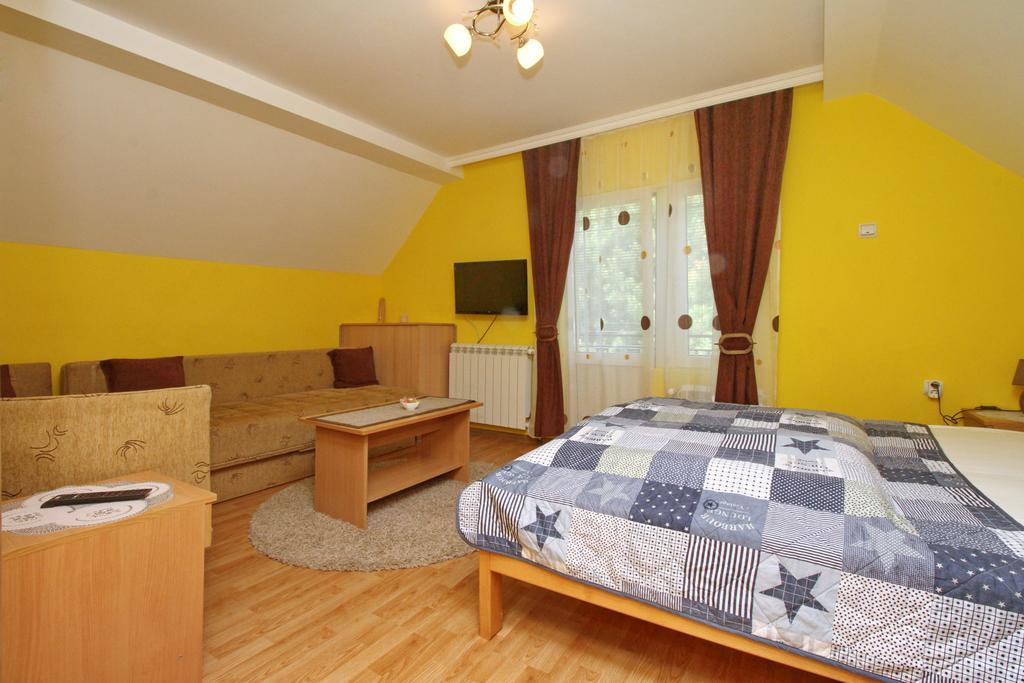 Apartments Junior ซลาตีบอร์ ภายนอก รูปภาพ