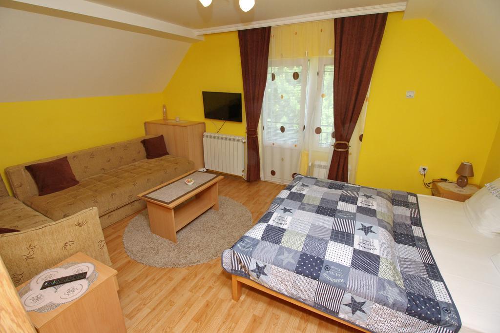 Apartments Junior ซลาตีบอร์ ภายนอก รูปภาพ